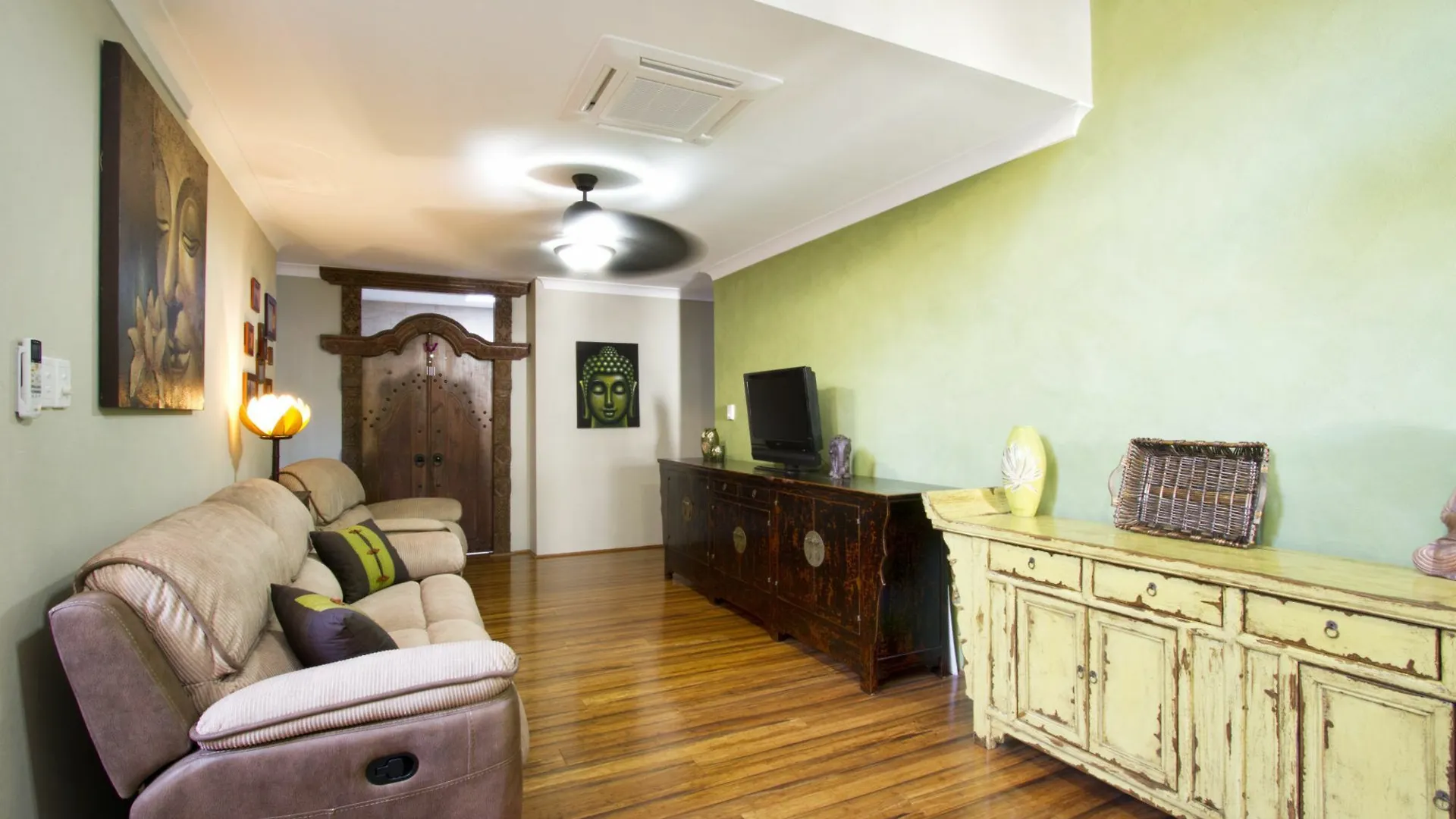 Frangipani Waters Main Street Apartment エアリービーチ