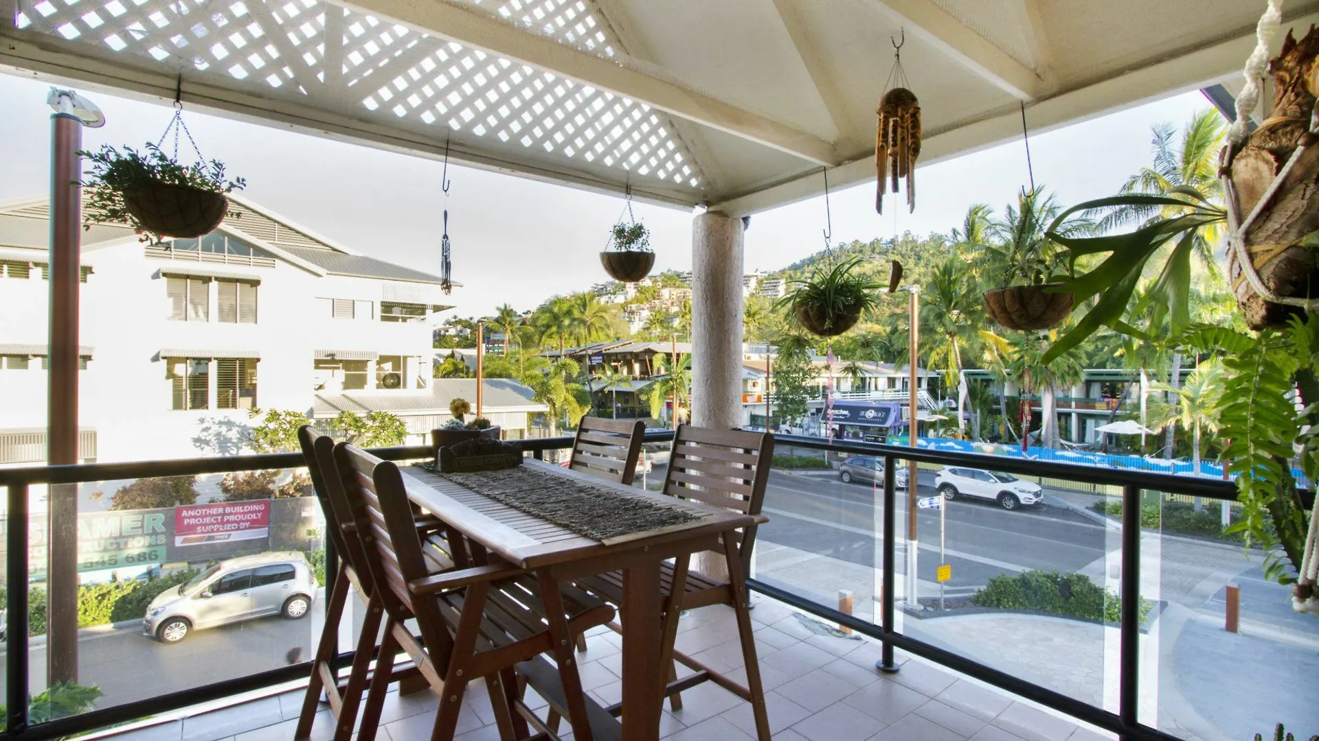 Frangipani Waters Main Street Apartment エアリービーチ